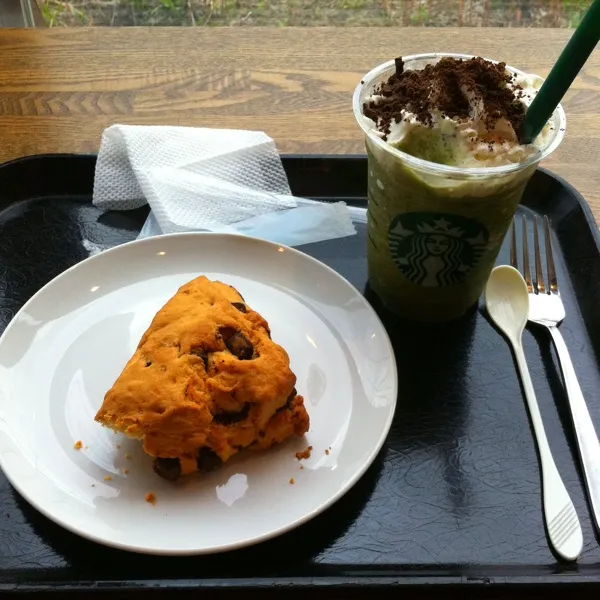 食べかけだけどチョコレートブラウニー抹茶クリームフラペチーノとチョコチップスコーン♡幸せな時間でした♪|あかりさん