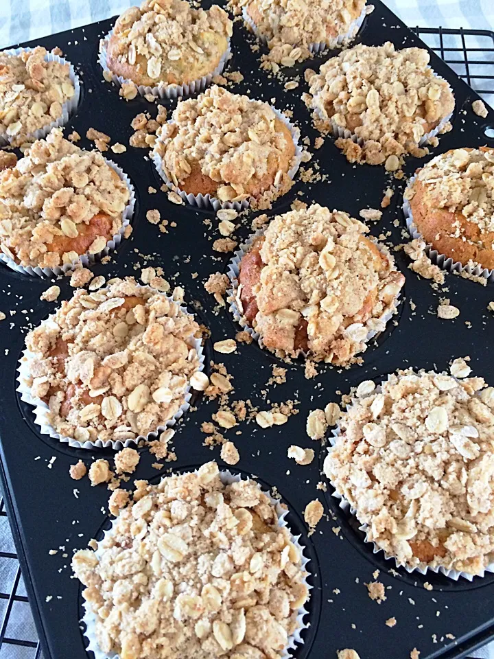 Banana walnut muffin with crunchy oat crumb|12Dragonさん