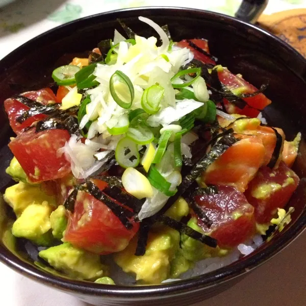 マグロ＆サーモン＆アボカド丼。アボカド完熟とろとろで美味しかったぁ〜♪ネギいっぱい(^^)|makimaki222さん