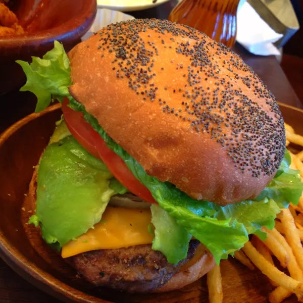 上下に分かれて出てきたアボカドチーズバーガーを、よいしょっ！と重ねた状態。半分にカットしてもらったけど、それでも食べるの大変だったぁー！でも美味しかったぁ♪手に持った写真を見ると大きさがわかる（笑）|makimaki222さん