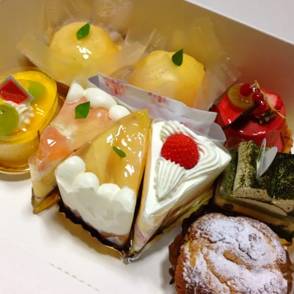 いつものケーキ屋さん。箱に隙間があいちゃったからとシュークリームをおまけで入れてくれました。すごーい！！|makimaki222さん