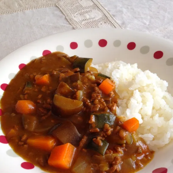 朝からカレー作りました〜。挽肉と、たまねぎ、にんじん、ナス、ズッキーニ入り。エリンギ忘れたー。|makimaki222さん