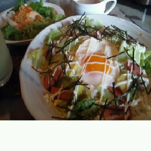 Snapdishの料理写真:本日の気まぐれランチ「アボカドとシャッキリ野菜のスパム丼」。デザートはいつもの「いちごのチーズケーキ」♪|makimaki222さん