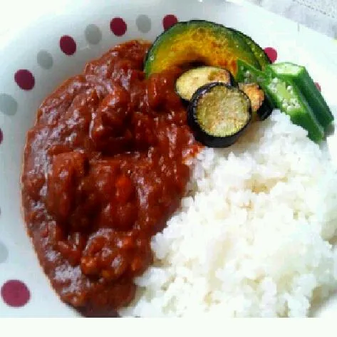 Snapdishの料理写真:トマトチキンカレーを作りました。見た目がさびしかったので夏野菜を添えてみました☆|makimaki222さん