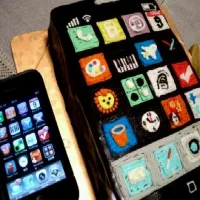 彼の誕生日に贈ったオーダーメイドケーキ♪実物のiPhoneと比べてみました(^^)