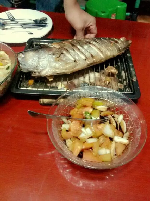 Snapdishの料理写真:grilled tuna...tomatoes side dish|rizaldy rodriguezさん