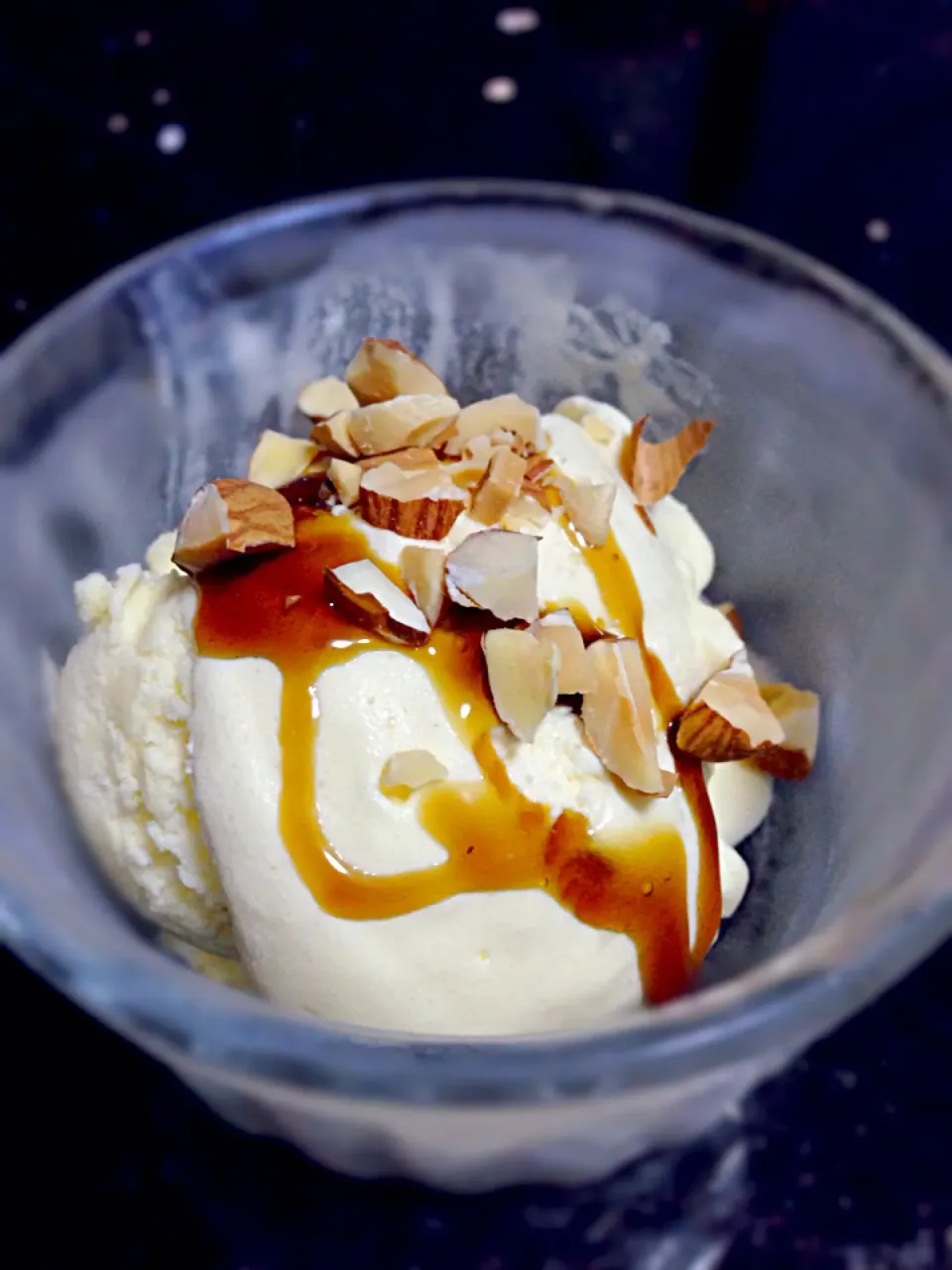 Hokkaido vanilla ice cream with  Okinawan brown sugar syrup and crushed almonds|coxiella24さん