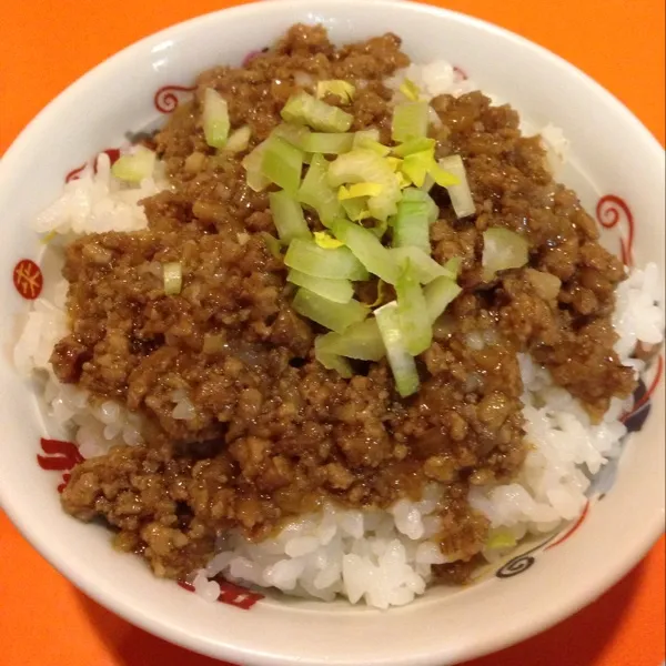 そぼろご飯。見た目より腹にくるボリューム。野菜嫌いの長男が珍しく食べてた。|hanecoさん