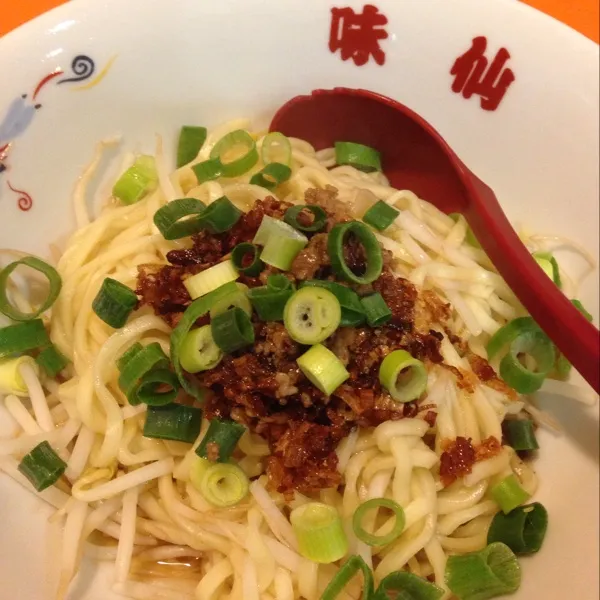 妻が頼んだチョンヨーパンメン(葱油拌麺)。油麺みたいなやつ。昔来た時はなかった。めっちゃ旨い。|hanecoさん