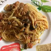 ツナ、アンチョビ、キノコのトマトパスタ|Hana Abrehamsonさん