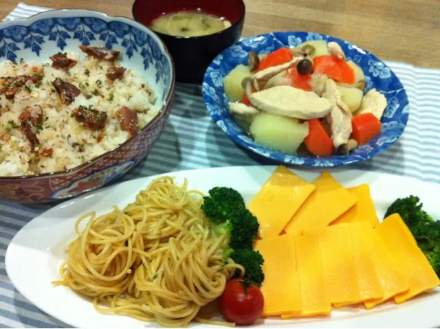 鶏塩肉じゃが・サンマ蒲焼のが酢飯ご飯・チェダーチーズと柚子和風パスタ・ほうれん草ネギ味噌汁|まーままさん