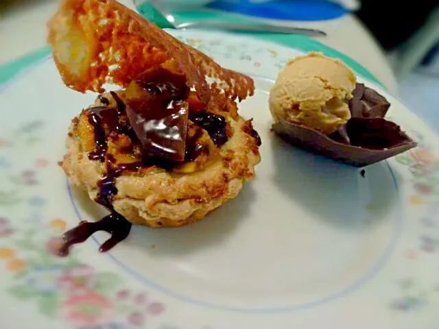 Snapdishの料理写真:Autumn tart with coconut tuile and homemade peanut butter ice cream|Slinkyさん