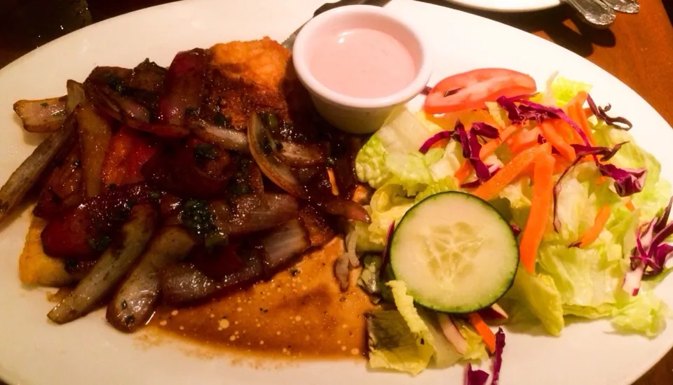 Peruvian Pan Fried Fish Fillet with Tomatoes and Onions and Salad with Mango Dressing|sooprcoolchicaさん