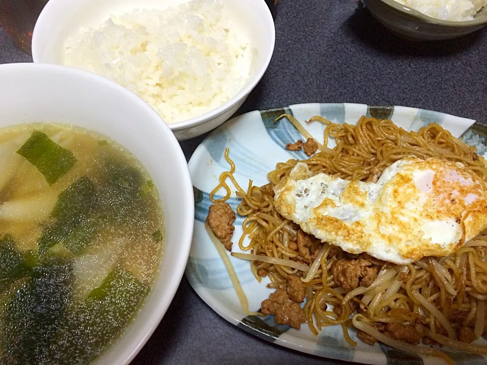 昨夜の #夕飯 わかめワンタンスープ、白米、焼きそば。ヤッターー目玉焼きがのってるーー！(ターンオーバー)|ms903さん