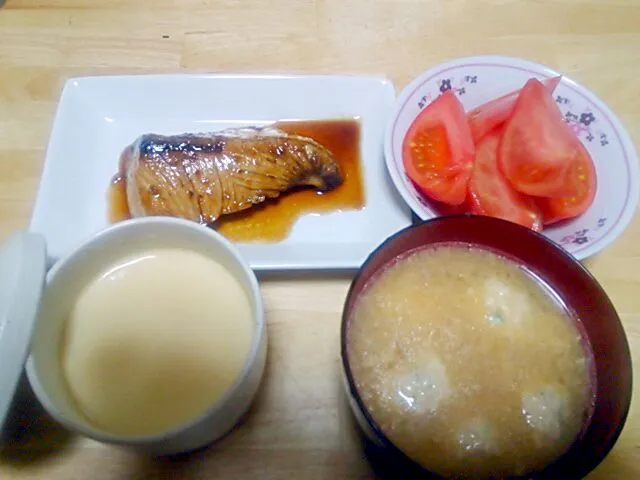 Snapdishの料理写真:ブリの照り焼き、トマト、茶碗蒸し、つみれ汁|めぐさん