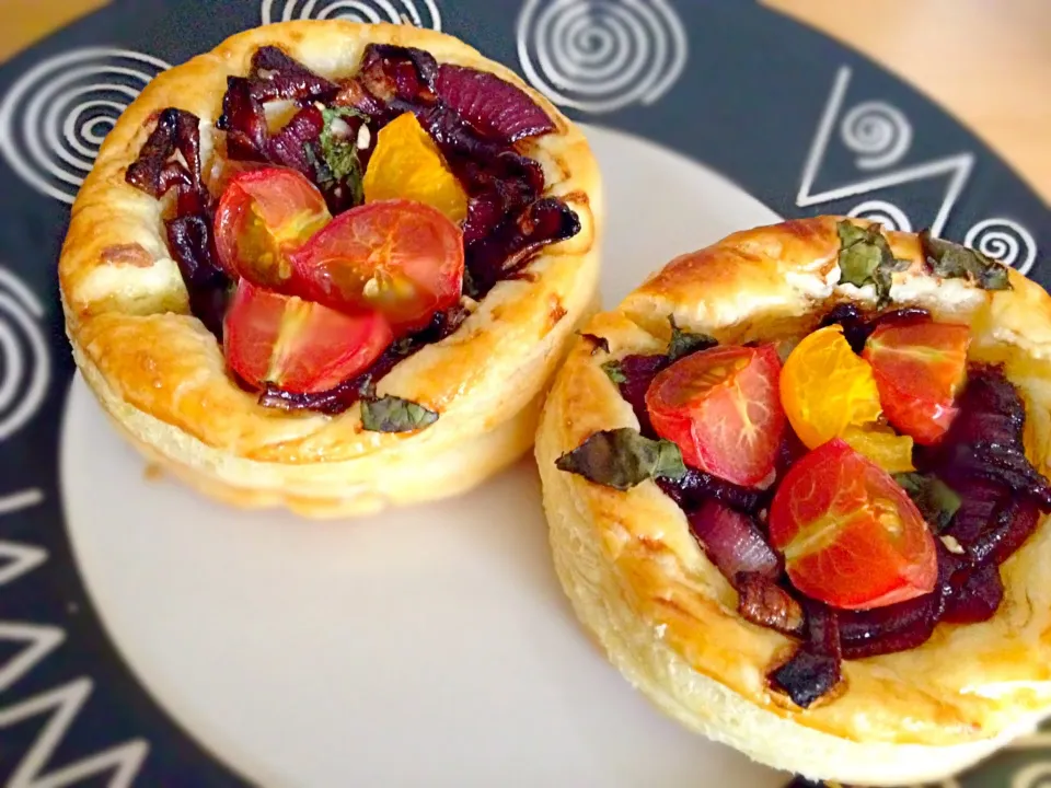 Tomato and caramelised onion tarts|Cinnamon Toastさん