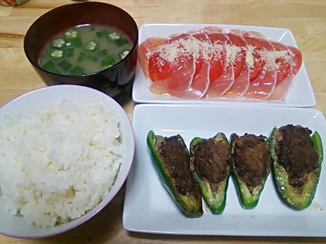 ピーマンの肉詰め、生ハムとトマトのサラダ、オクラの味噌汁|めぐさん