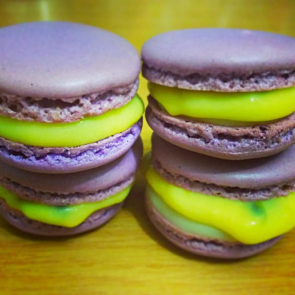 Snapdishの料理写真:Macarons with passion fruit curd & white chocolate filling|Cinnamon Toastさん