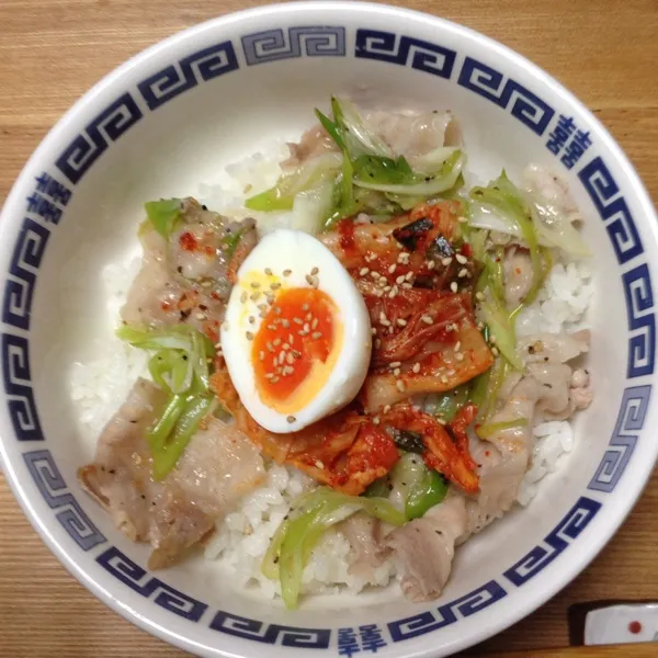 旦那さんの創作料理。塩豚丼。塩麹味卵を添えて…らしいw|MIDORIさん