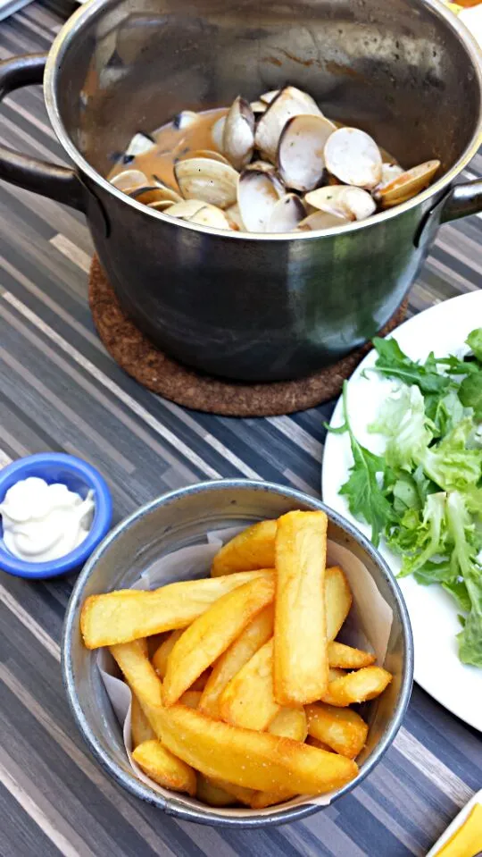 Fries with dipping sauce and Mussels pot|genさん