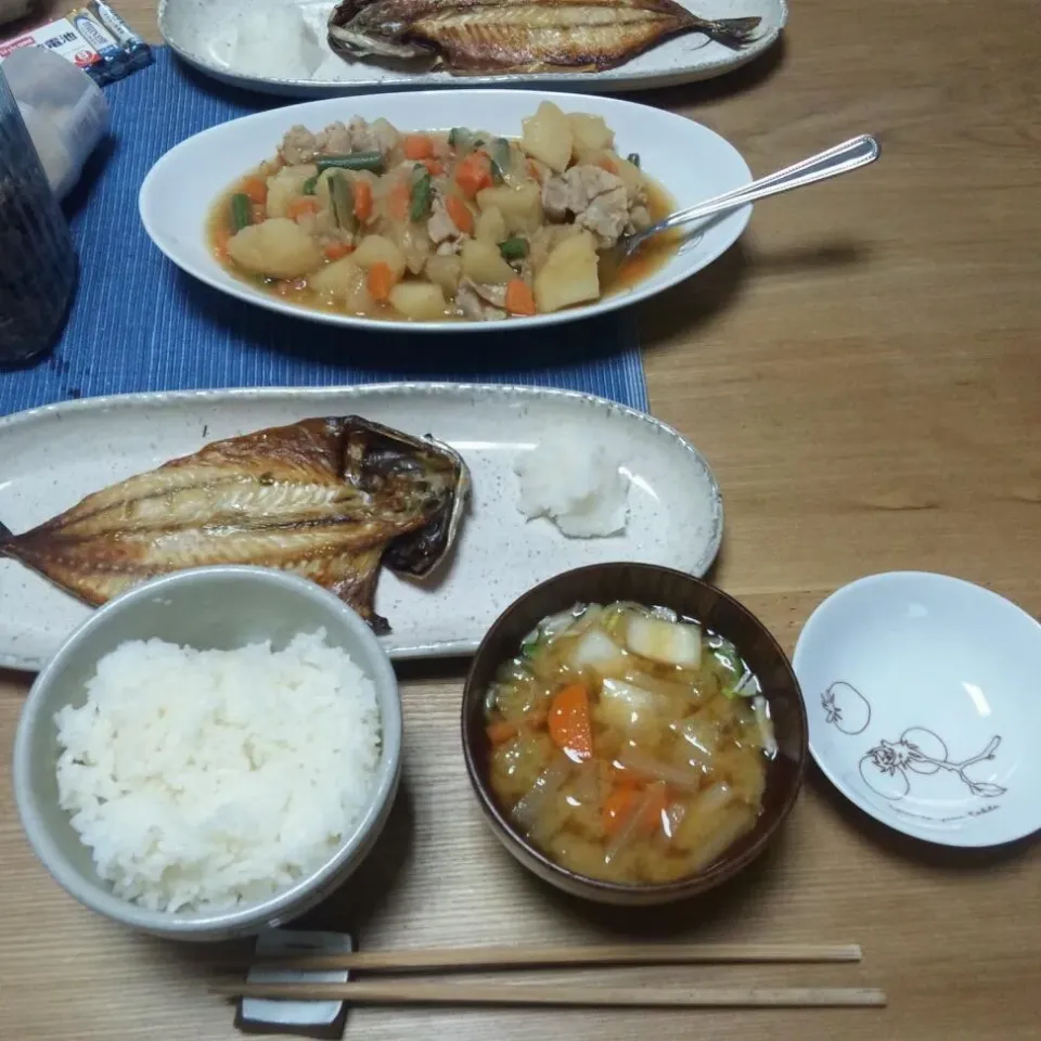 Snapdishの料理写真:さばの干物、肉じゃが、味噌汁。今日の晩ごはん、旦那さん作。|MIDORIさん