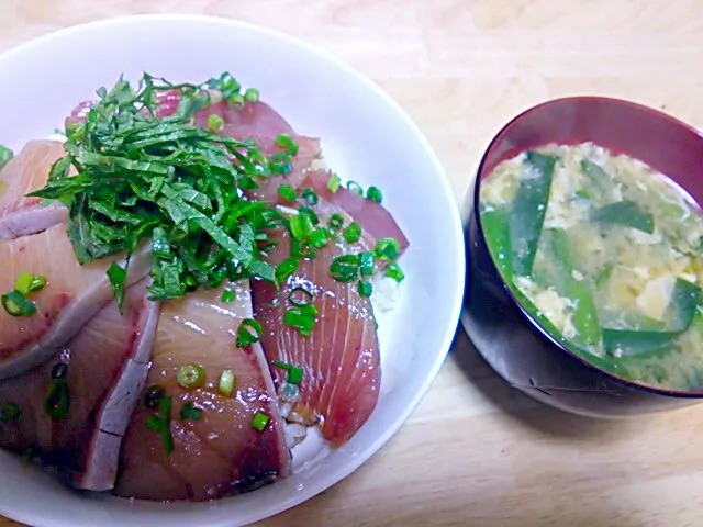 マグロとブリの漬丼、ニラ卵の味噌汁|めぐさん