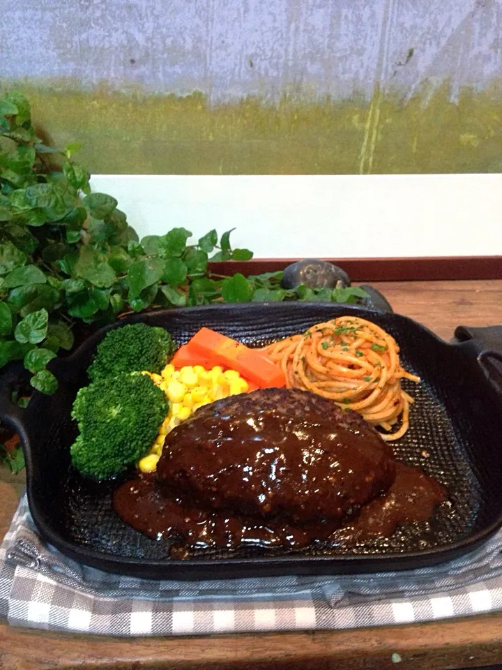 Hamburger with black pepper sauce|rick chanさん