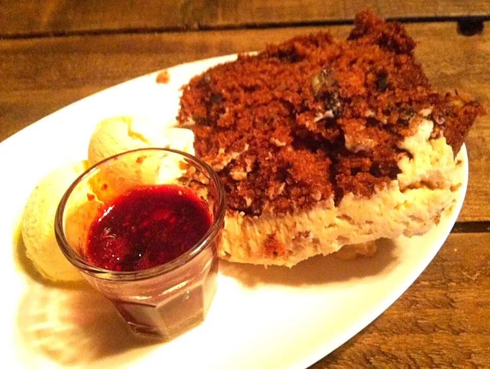 Carrot cake with a berry compote and vanilla ice cream|Nicole Avisさん