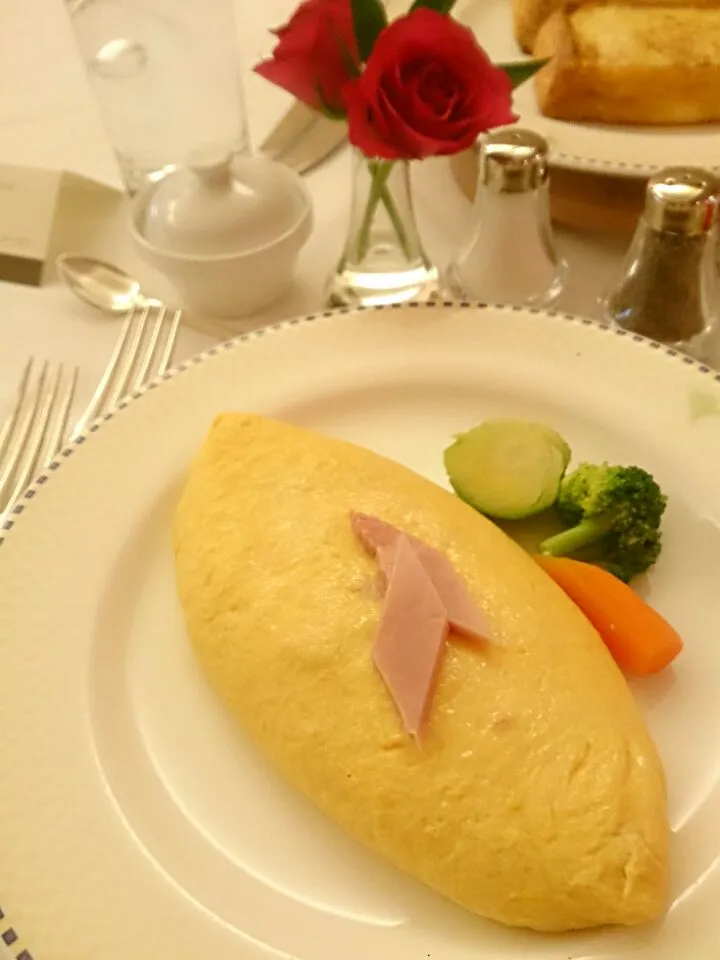 Snapdishの料理写真:ホテルオークラでハムオムレツ。|♡naho♡さん