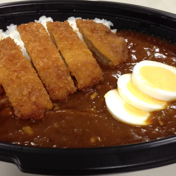 夜勤の食事は、コンビニカレー。天気の良い週末でしたね。桜の紅葉がピークです。|눈☃ヌンさん