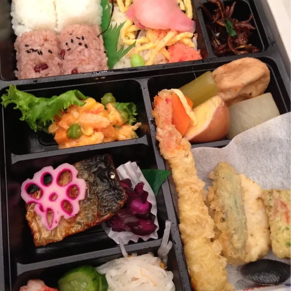 学会のお弁当！味彩弁当。安定した味だな。
そして疲れた頭に、ご褒美。完食したベリータルト。|눈☃ヌンさん