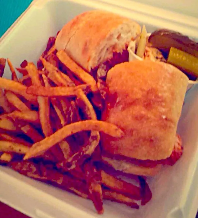 Pulled Pork Sandwich with Fries|Natashaさん