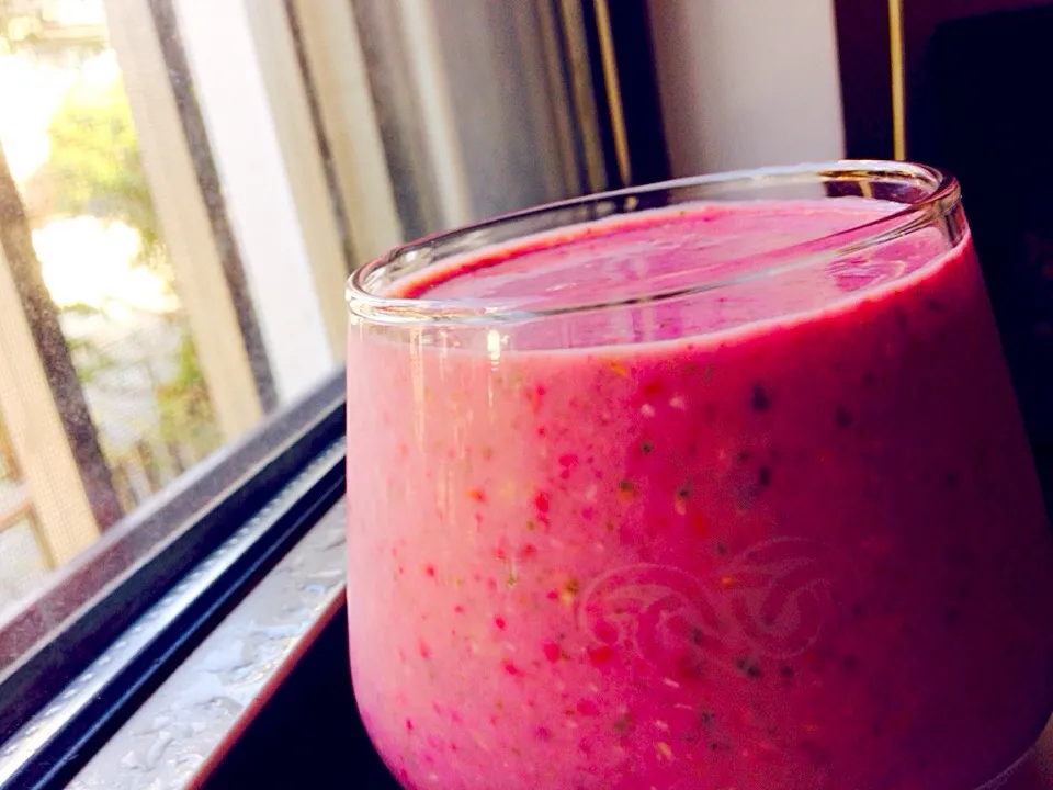 Smoothie: raspberry, banana, yogurt, rolled oats, honey, rice milk|Kirsten Adachiさん