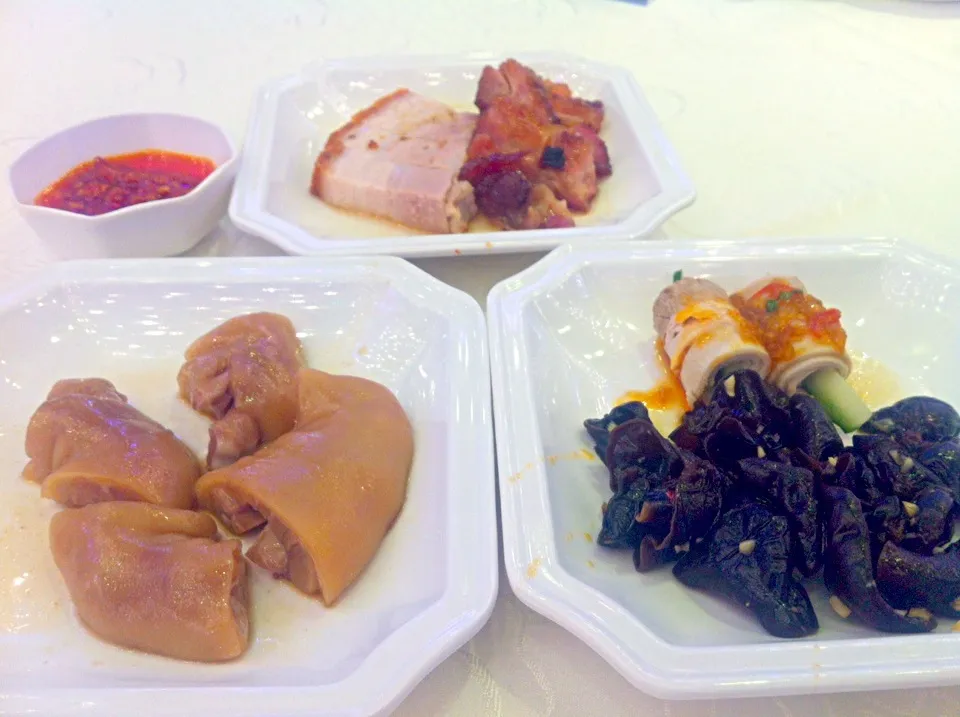 barbecued pork, crispy roasted pork, Braised pork knuckle, sliced boiled pork with garlic sauce, white fungus|skyblueさん