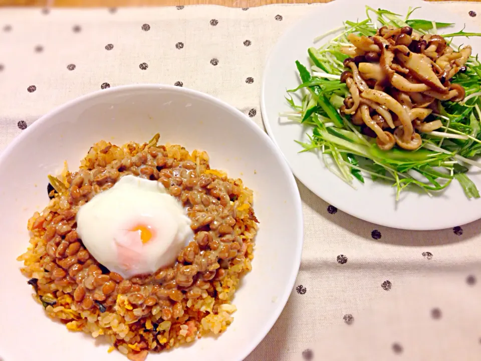 ビビンバチャーハン温玉納豆乗せ。キノコのサラダ。|はまこさん