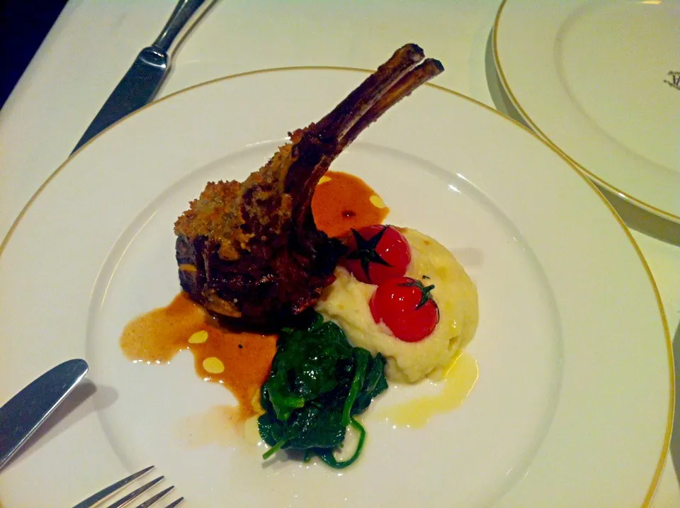 Roasted pecorino crusted rack of lamb with own gravy, creamed potatoes, sautéed baby spinach & roasted vine cherry tomatoes|skyblueさん