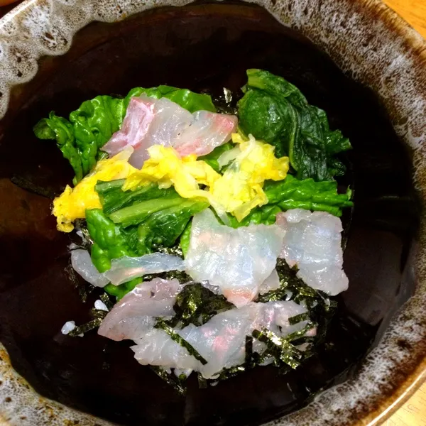 海鮮丼でおうちゴハン！
道の駅むなかたで仕入れたスズキとイシガキダイ、二人分で合わせて600円！
身がピカピカ光っているのがわかりますか？|angora_onionさん