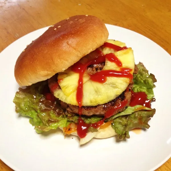 お店のハワイアン・バーガーを再現！
福岡市にあるオーストリア出身のパン屋さん兼カフェ、サイラーで食べ損ねたバーガーを、リベンジで嫁さんに作ってもらいました。
バンズはサイラーで買ったものです。|angora_onionさん