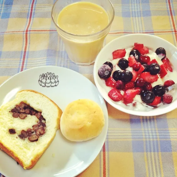 大納言ミルクパンとフルーツヨーグルトで朝ごはん
写真のパンは湯布院の山水館で仕入れて来た天然酵母のパンです。
湯布院は美味しいパン屋さんもいっぱいあるので、冷凍庫にはまだストックがあります。|angora_onionさん