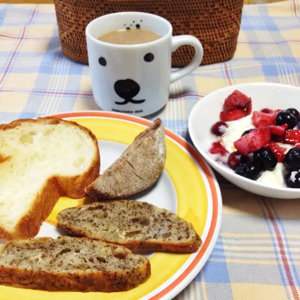 フルーツヨーグルトとパン
ちょっぴり憂うつな月曜日の朝は、せめてカラフルな朝ごはんで元気を出していきましょう。
冷凍フルーツの詰め合わせにメープルシロップたっぷりかけたヨーグルトで目も覚めます。|angora_onionさん