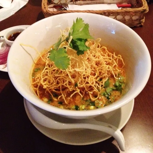 カオソーイとカオマンガイをいただきました。
パリパリ麺と細麺のイエローカレーラーメン(?!)とタイ風チキンライスです。（東南アジアの他の国では海南鶏飯（ハイナン・チキンライス）と呼ばれています。|angora_onionさん