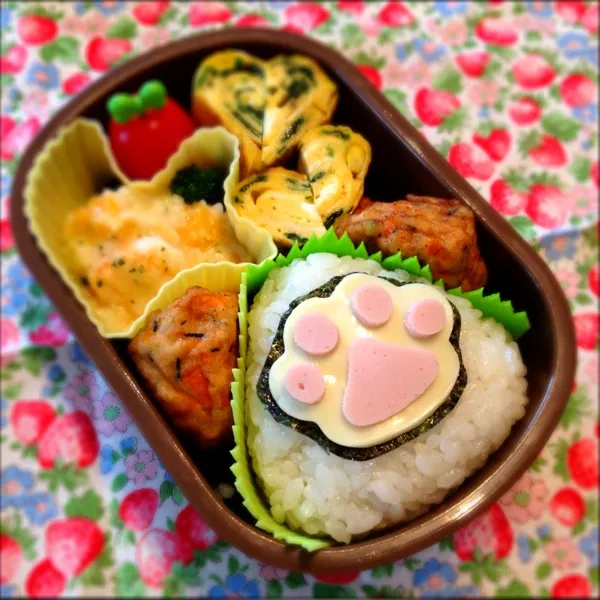 Snapdishの料理写真:肉球弁当꒰*´∀`*꒱お野菜食べてもらえるように好きなグラタンにブロッコリー入れたり、卵焼きにほうれん草入れたりちょこっと工夫( ;´౪`)|meltさん