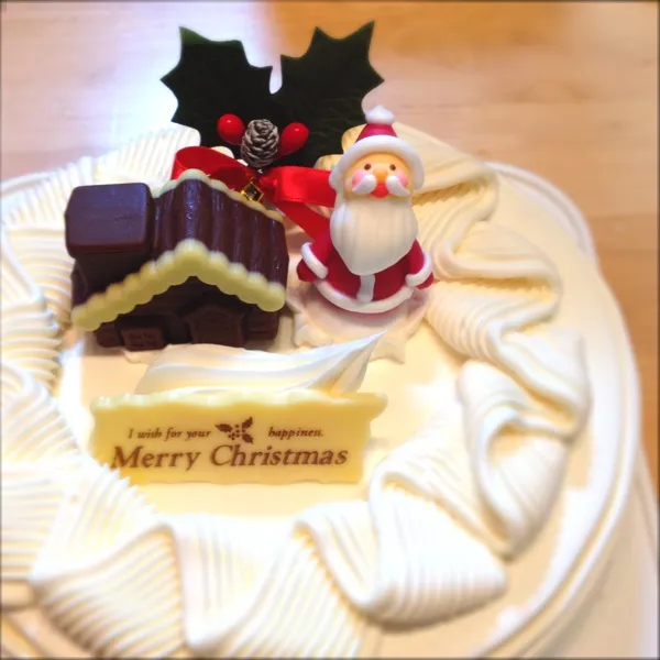 クリスマスケーキ第一弾。毎年二つ〜三つ買わないといけないのです。なんで一つは日持ちするバタークリームで。|meltさん