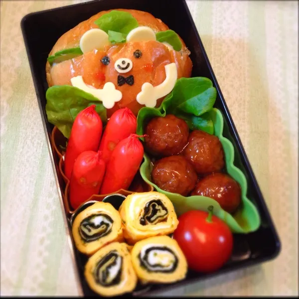 今日はパンでくまちゃん弁当。パンでクマってことで写ってないけどお弁当箱はパンダ( ^ω^ )肉食弁当になっちゃった‥|meltさん