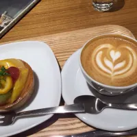 Snapdishの料理写真:フルーツタルトとカプチーノ ^_^|正人さん