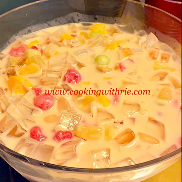 Es Campur / a refreshing Indonesian Fruit Cocktails made from mix of various tropical fruits, coconut, nata de coco, jackfruit, rambutan, mango and condensed mi|rie simsさん