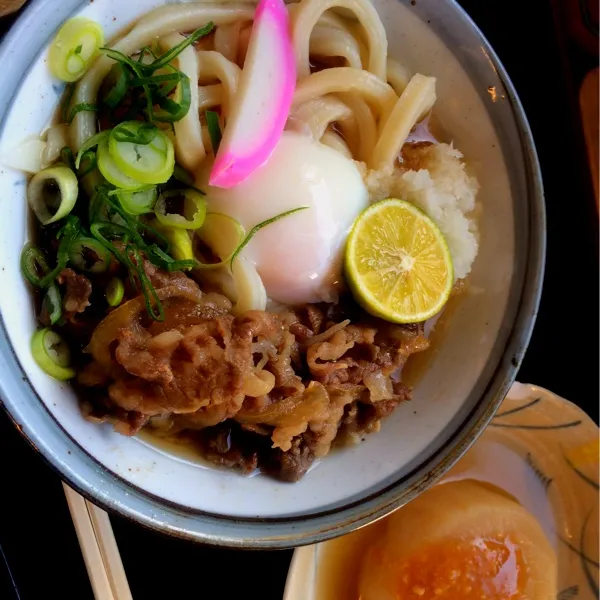 牛温玉うどん（＾ν＾）
うどんのモチモチ食感がたまらなかった〜、
昔ながらの、、ってゆう店の雰囲気がGOODでした|なつこさん