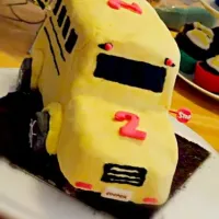 Snapdishの料理写真:School bus cake (orange-chocolate flavoured mudcake)|Slinkyさん