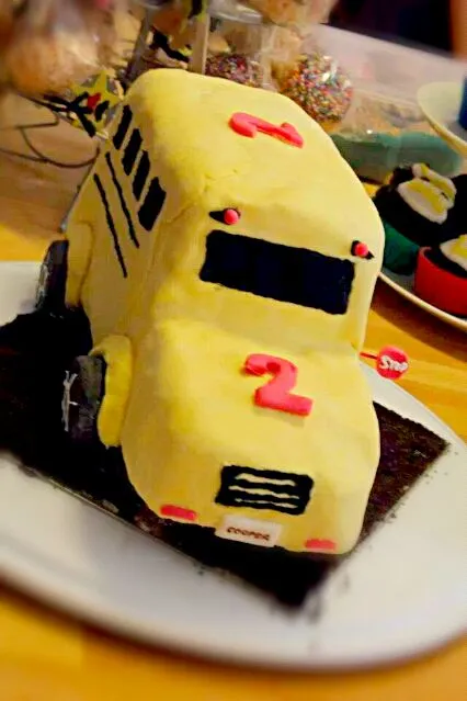 Snapdishの料理写真:School bus cake (orange-chocolate flavoured mudcake)|Slinkyさん