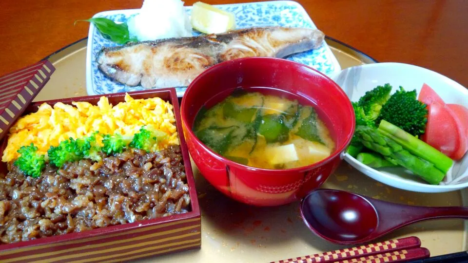 ♪kw♪さんの三色丼を参考にちょっと、遅いお昼ごはん二色丼(^^)|ｋｚｓｙｋさん